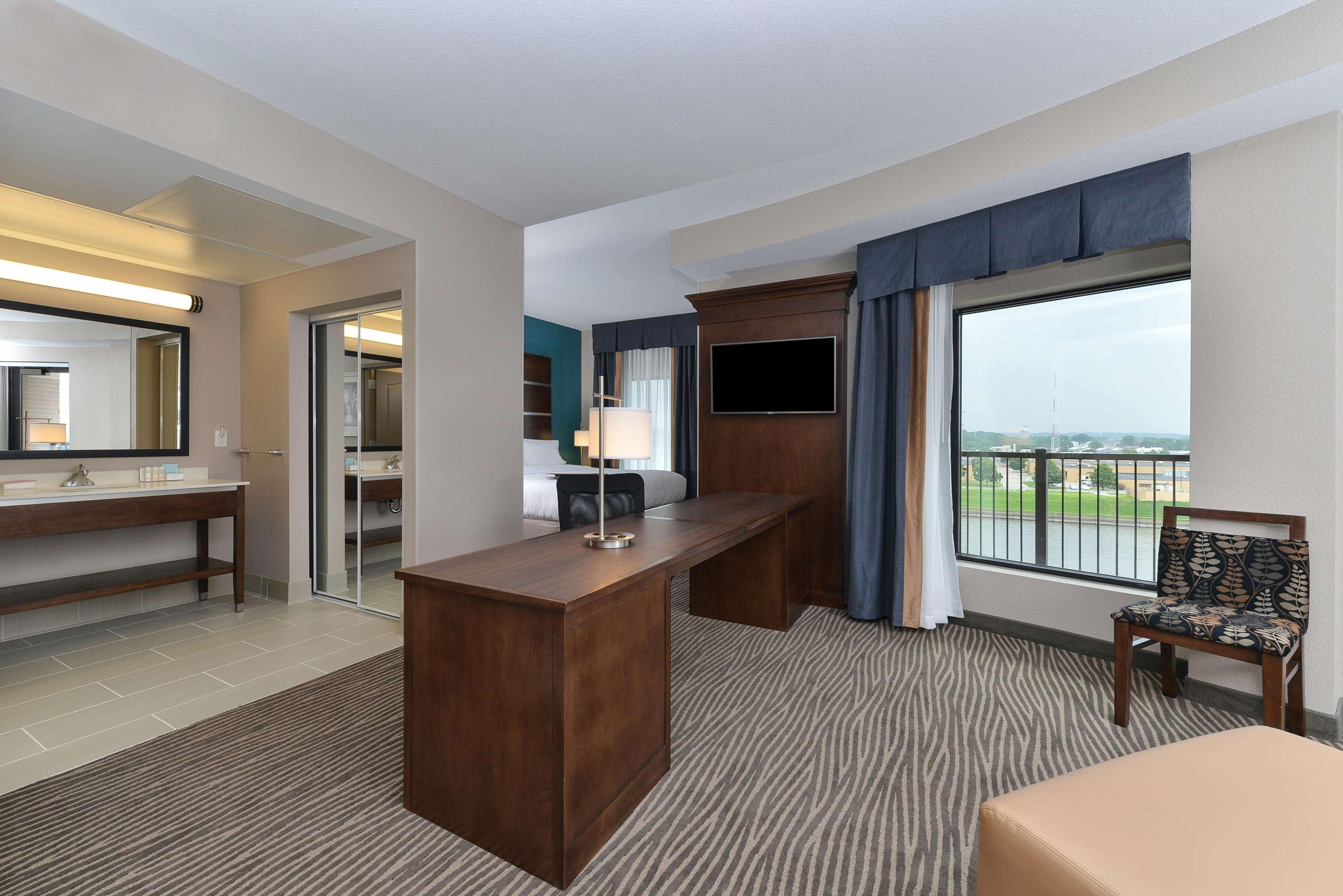 Hampton Inn & Suites Des Moines Downtown Экстерьер фото
